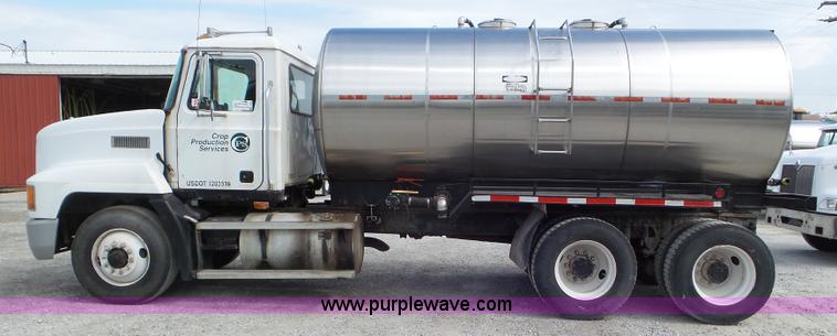 image for item L6886 1996 Mack CH613 tank truck