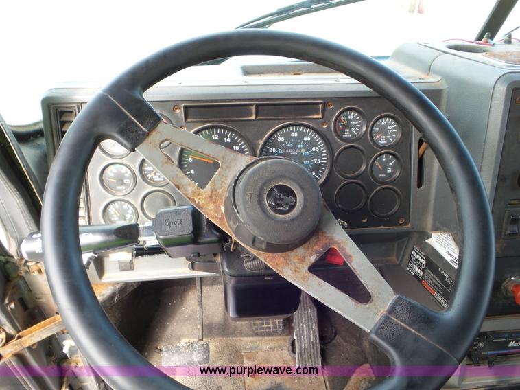 image for item L6886 1996 Mack CH613 tank truck