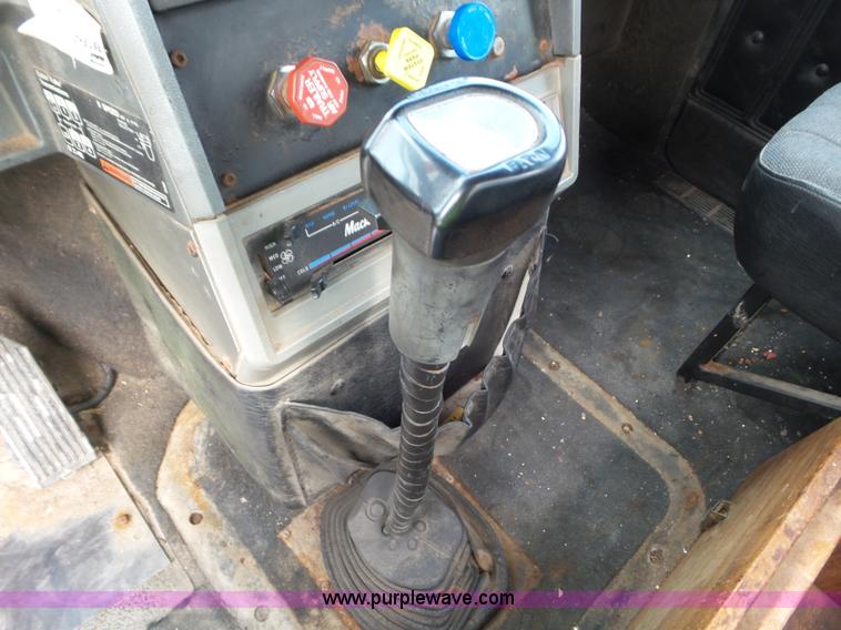 image for item L6886 1996 Mack CH613 tank truck