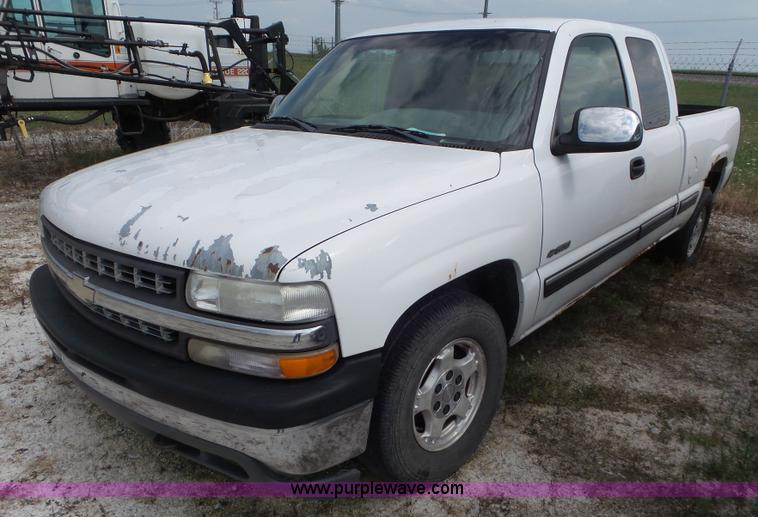 image for item L6888 2000 Chevrolet Silverado 1500 Ext. Cab pickup truck