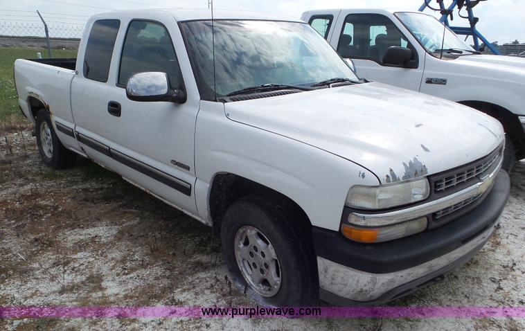 image for item L6888 2000 Chevrolet Silverado 1500 Ext. Cab pickup truck
