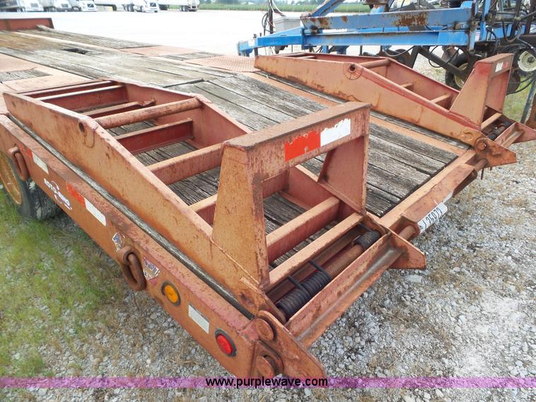 image for item L6891 2004 Eager Beaver 20XPT equipment trailer