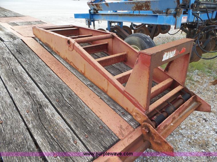 image for item L6891 2004 Eager Beaver 20XPT equipment trailer