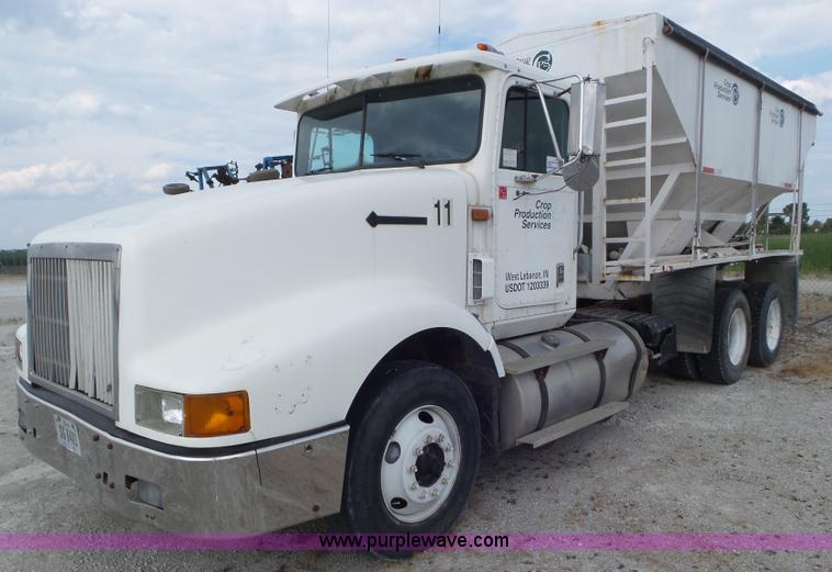 image for item L6892 1995 International 9400 tender truck