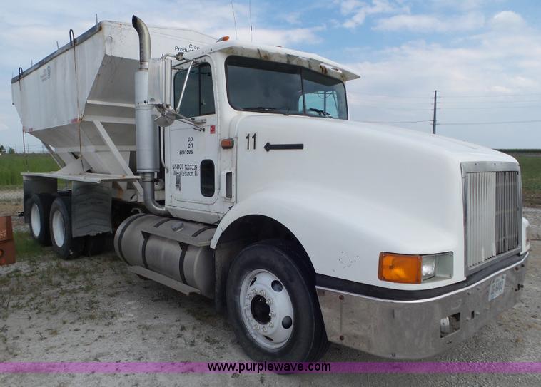 image for item L6892 1995 International 9400 tender truck
