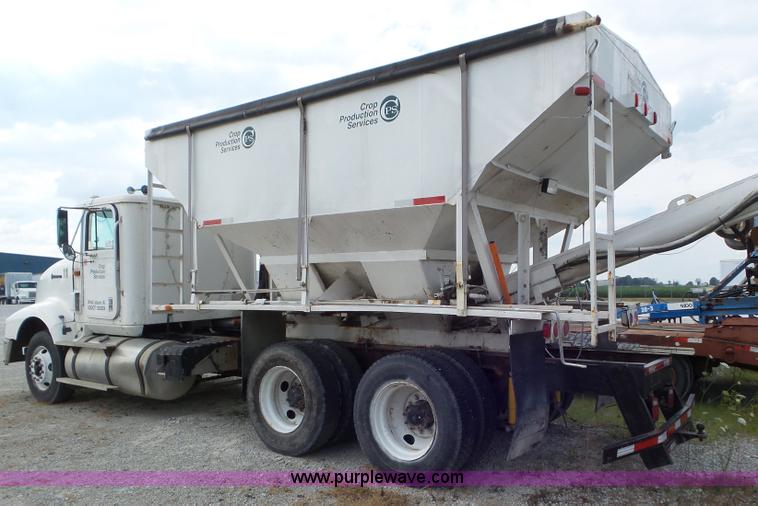 image for item L6892 1995 International 9400 tender truck