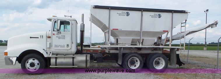 image for item L6892 1995 International 9400 tender truck
