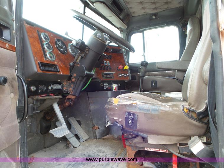 image for item L6892 1995 International 9400 tender truck