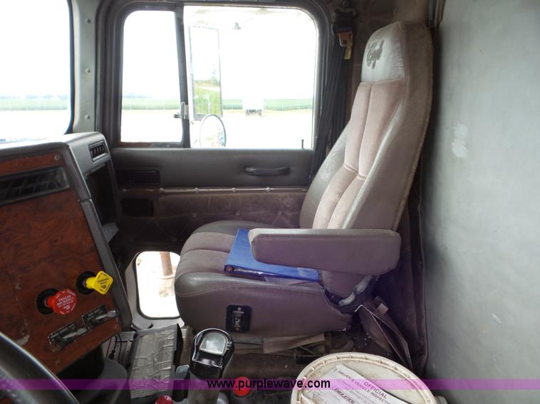 image for item L6892 1995 International 9400 tender truck