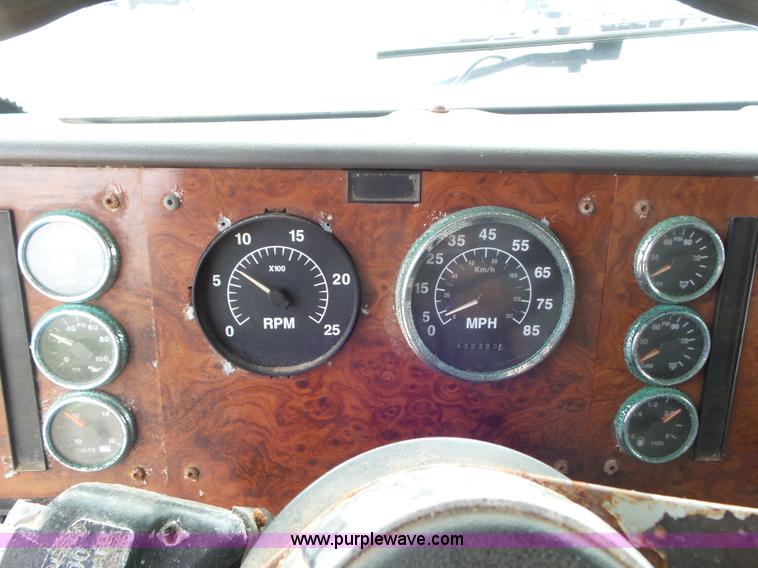 image for item L6892 1995 International 9400 tender truck