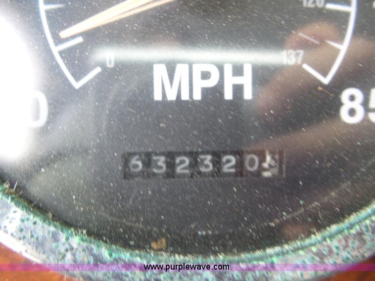 image for item L6892 1995 International 9400 tender truck