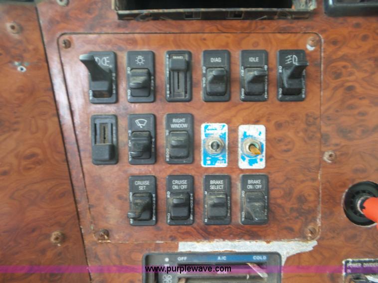 image for item L6892 1995 International 9400 tender truck