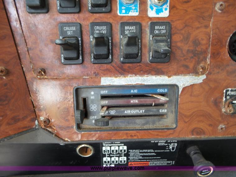 image for item L6892 1995 International 9400 tender truck