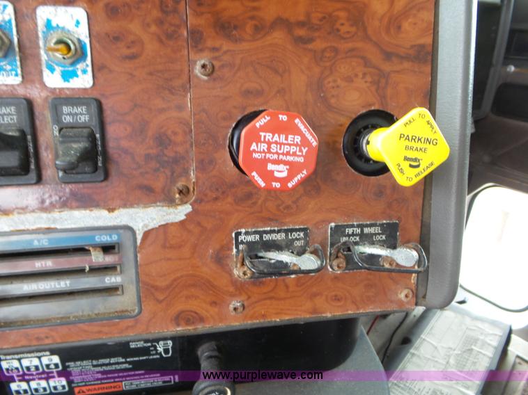 image for item L6892 1995 International 9400 tender truck