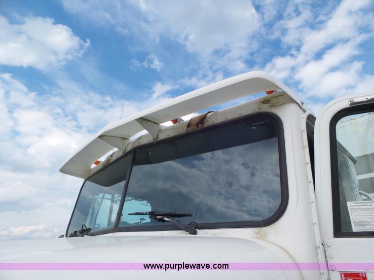 image for item L6892 1995 International 9400 tender truck