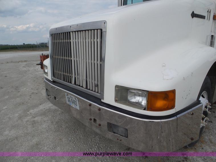 image for item L6892 1995 International 9400 tender truck