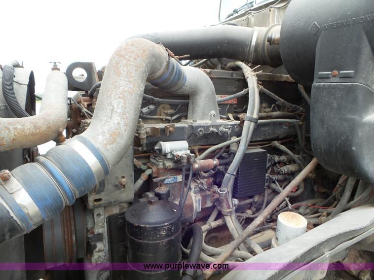 image for item L6892 1995 International 9400 tender truck