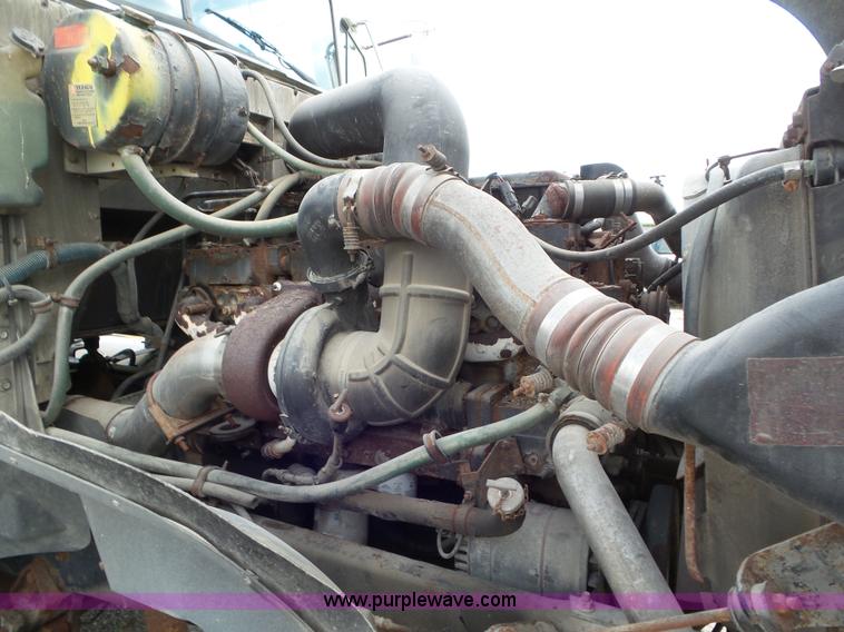 image for item L6892 1995 International 9400 tender truck