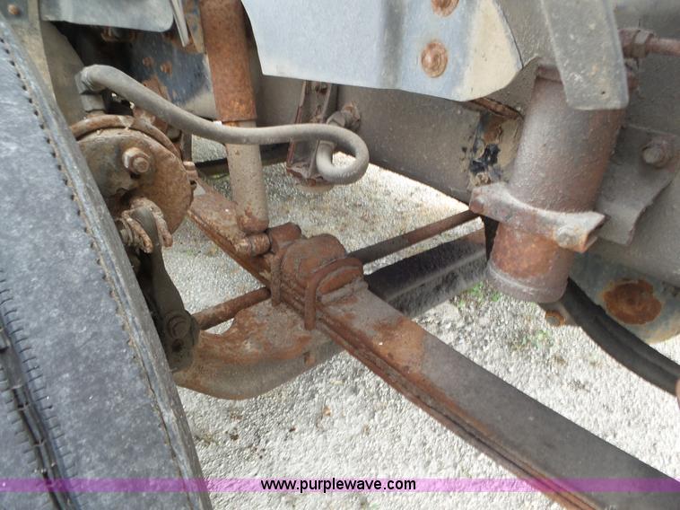 image for item L6892 1995 International 9400 tender truck