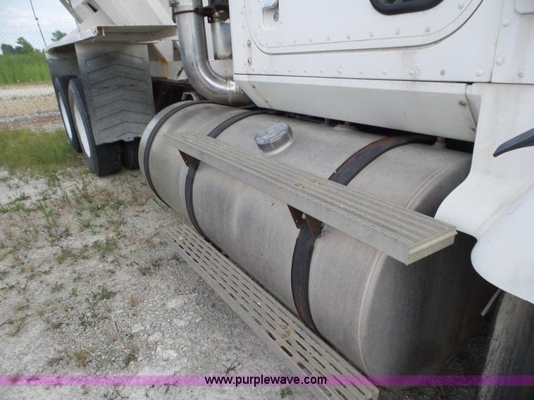 image for item L6892 1995 International 9400 tender truck