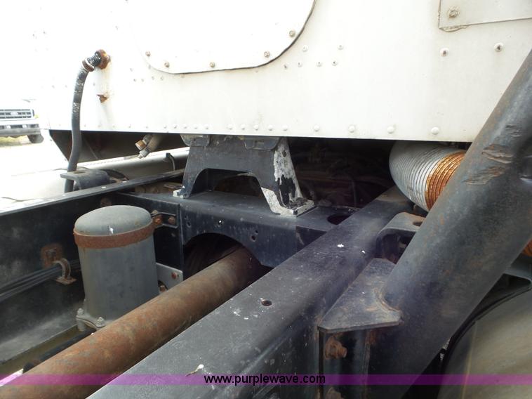 image for item L6892 1995 International 9400 tender truck