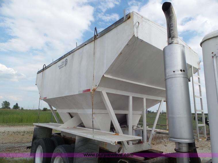 image for item L6892 1995 International 9400 tender truck