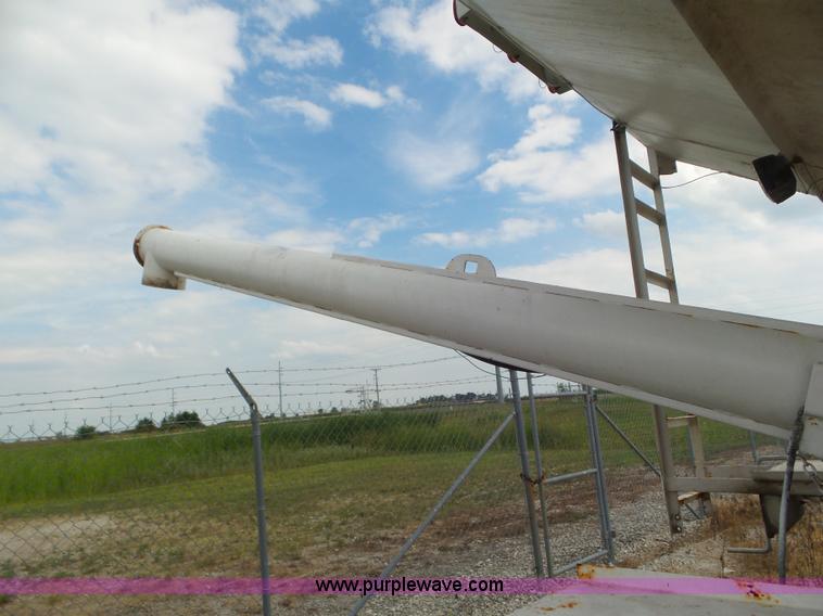 image for item L6892 1995 International 9400 tender truck