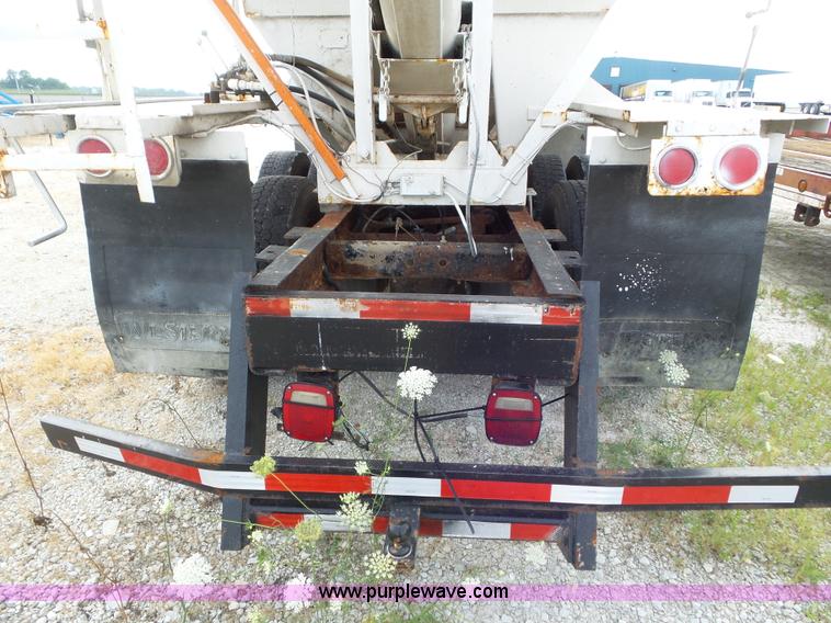 image for item L6892 1995 International 9400 tender truck