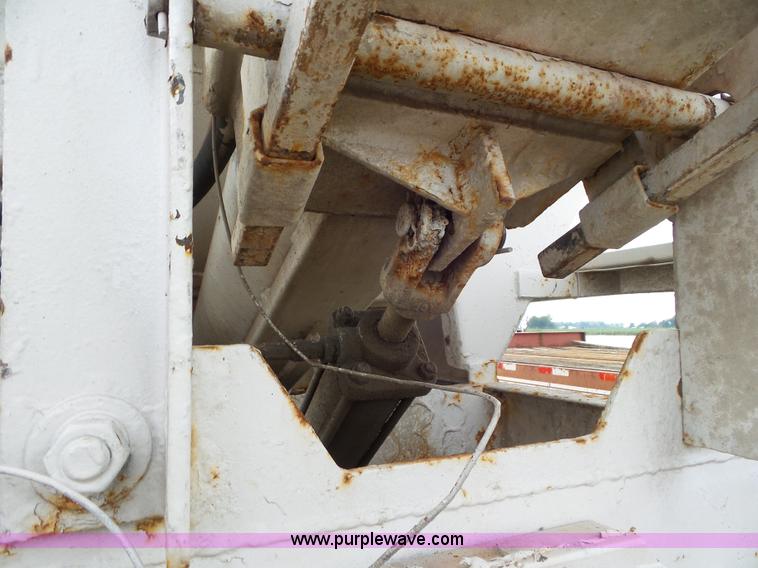 image for item L6892 1995 International 9400 tender truck