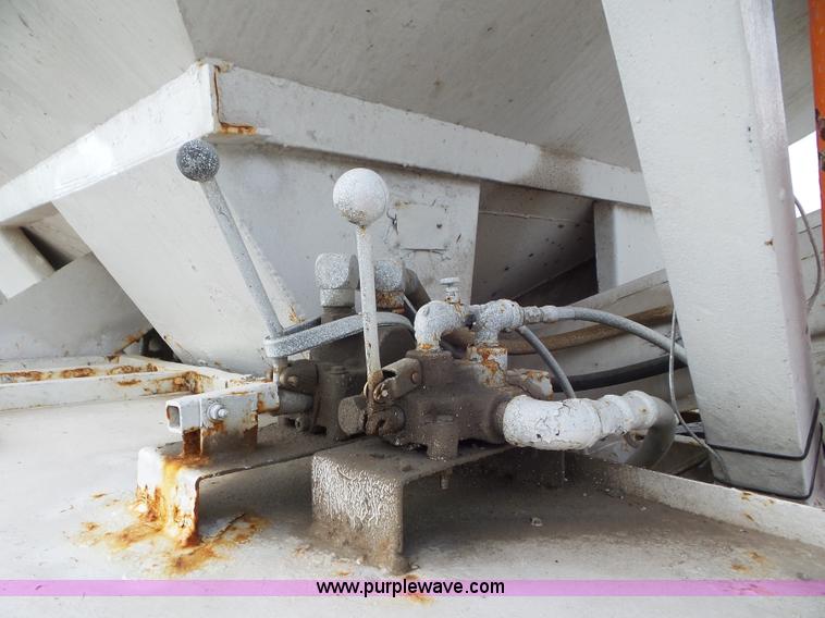 image for item L6892 1995 International 9400 tender truck