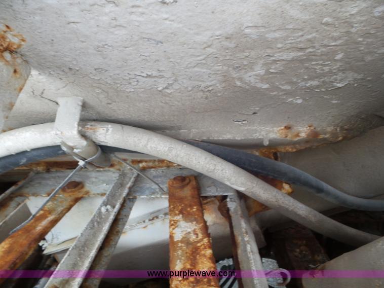 image for item L6892 1995 International 9400 tender truck