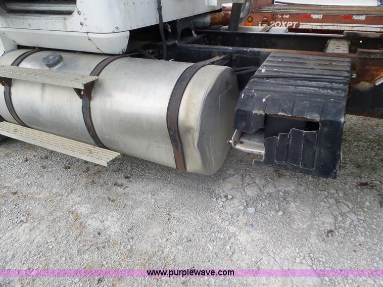 image for item L6892 1995 International 9400 tender truck