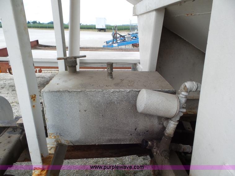 image for item L6892 1995 International 9400 tender truck