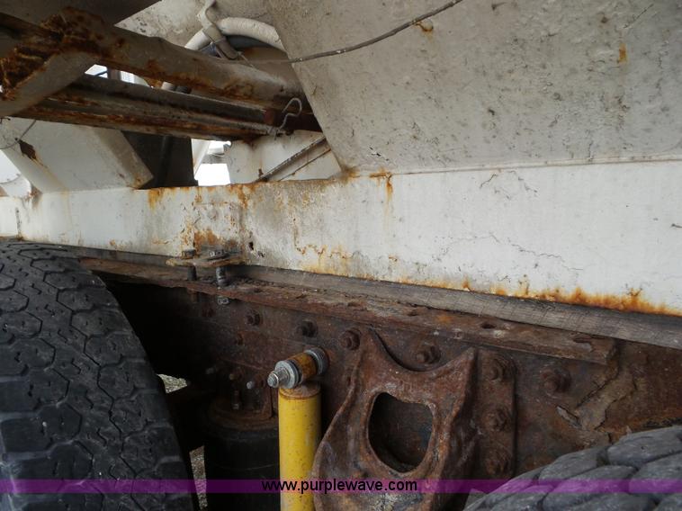 image for item L6892 1995 International 9400 tender truck