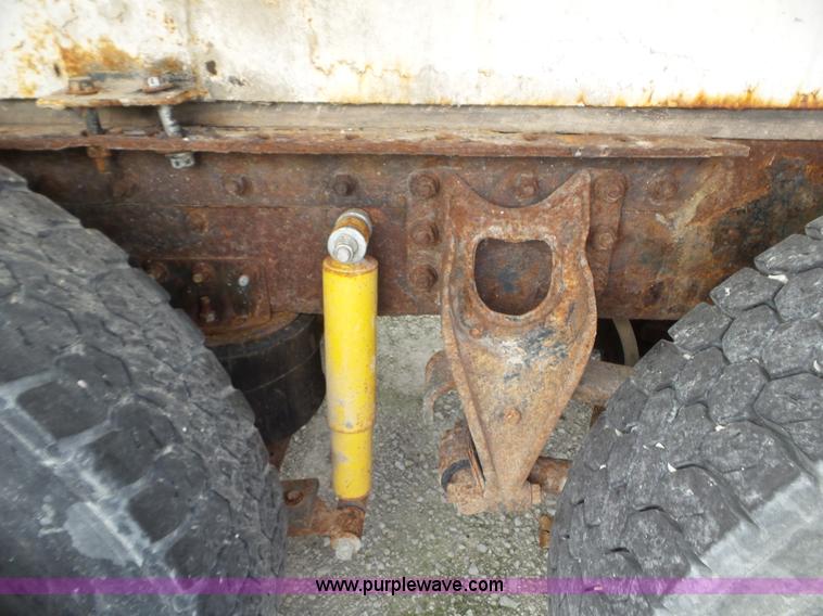 image for item L6892 1995 International 9400 tender truck