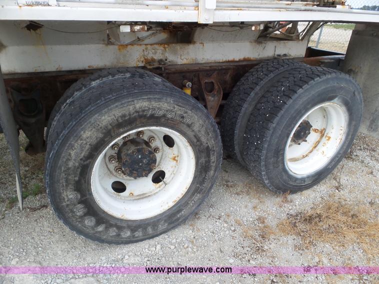 image for item L6892 1995 International 9400 tender truck