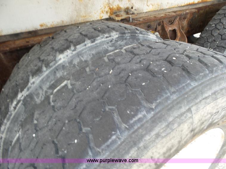 image for item L6892 1995 International 9400 tender truck