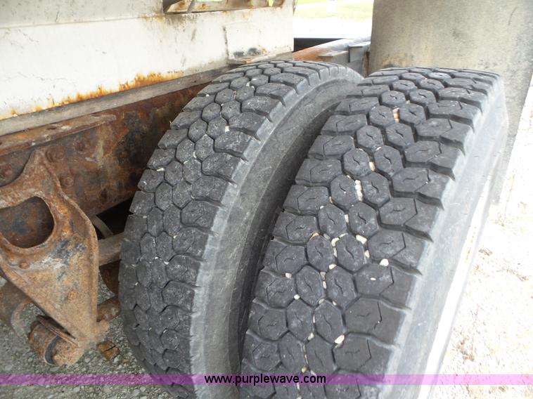 image for item L6892 1995 International 9400 tender truck