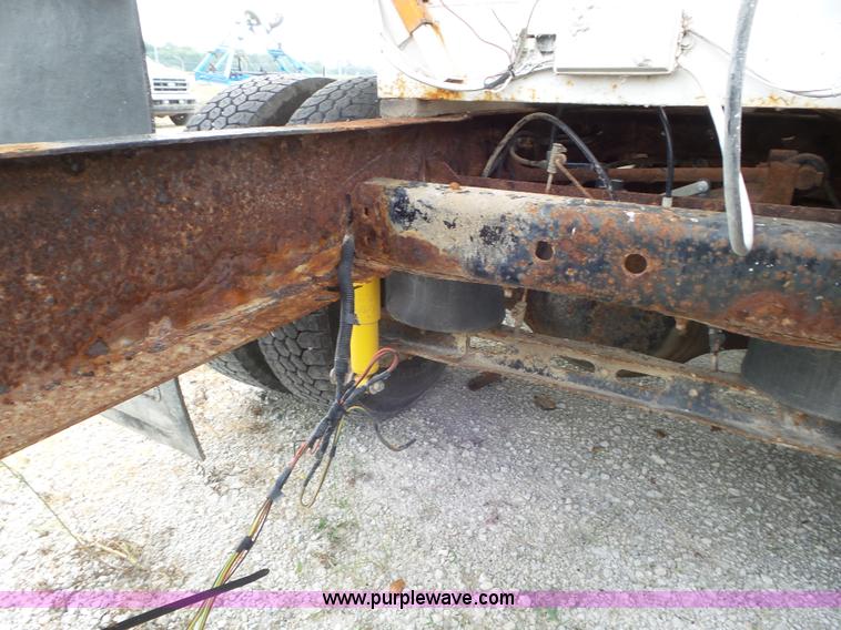 image for item L6892 1995 International 9400 tender truck