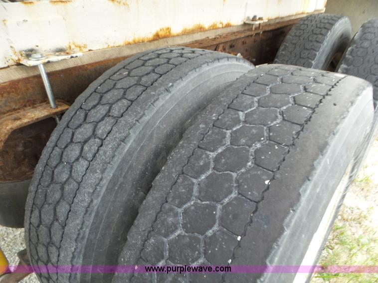 image for item L6892 1995 International 9400 tender truck