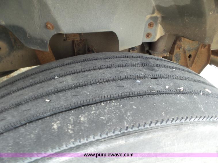 image for item L6892 1995 International 9400 tender truck