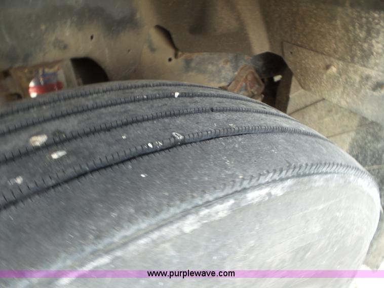 image for item L6892 1995 International 9400 tender truck