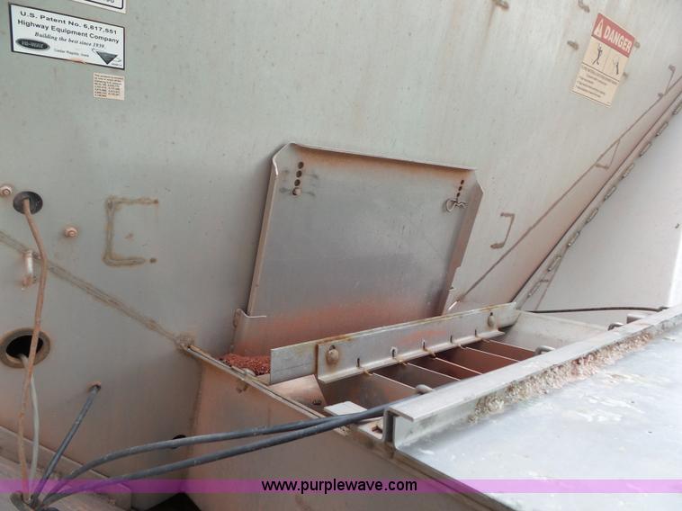 image for item L6901 New Leader L3030G4 spreader bed