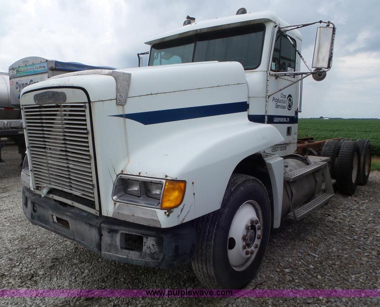 image for item L6905 1989 Freightliner FLD truck cab and chassis