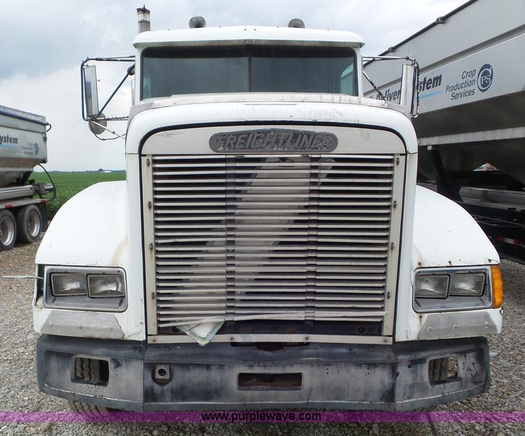 image for item L6905 1989 Freightliner FLD truck cab and chassis