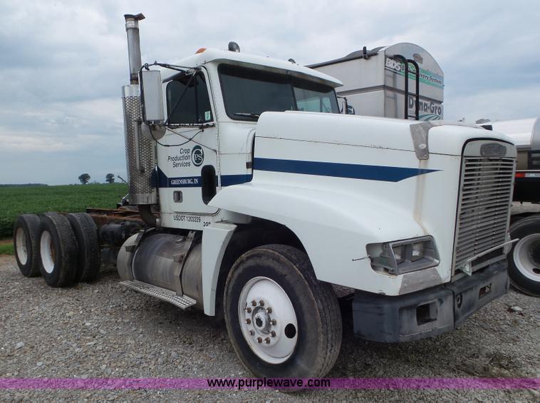 image for item L6905 1989 Freightliner FLD truck cab and chassis