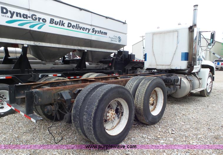 image for item L6905 1989 Freightliner FLD truck cab and chassis
