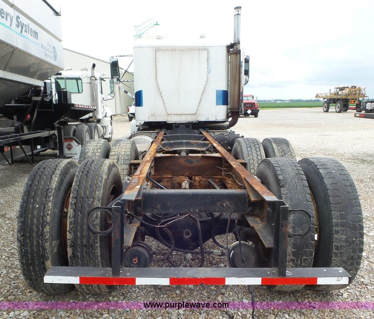 image for item L6905 1989 Freightliner FLD truck cab and chassis