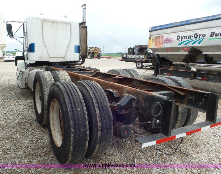 image for item L6905 1989 Freightliner FLD truck cab and chassis