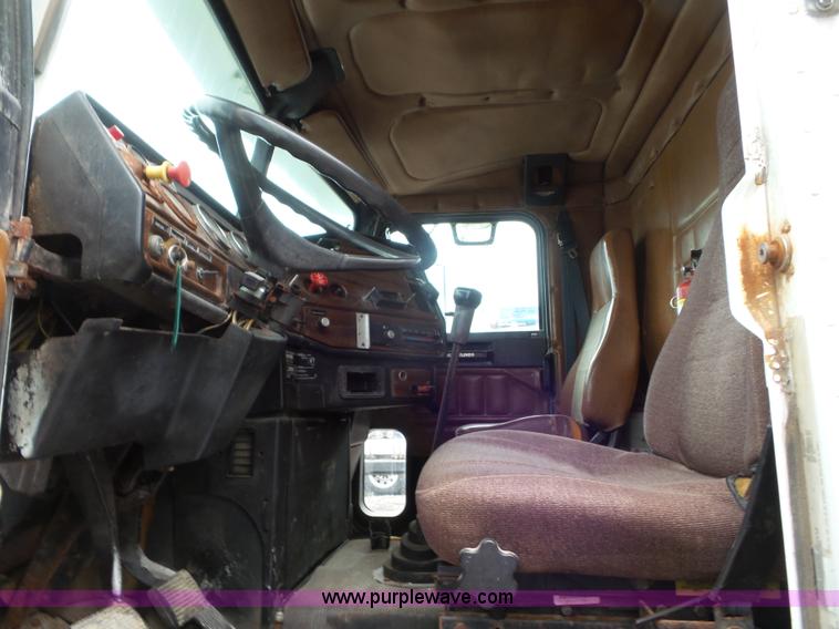 image for item L6905 1989 Freightliner FLD truck cab and chassis